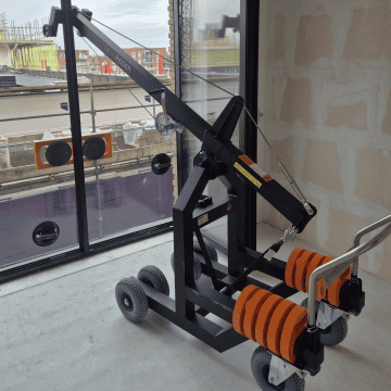 🇳🇱 Nederlands Alt-tekst: Lichtgewicht glastransportgereedschap The Cannon voor veilig glas plaatsen en ruiten vervoeren. 🇩🇪 Deutsch Alt-Text: Leichtes Glastransport-Werkzeug The Cannon zum sicheren Verladen und Montieren von Glasscheiben. 🇫🇷 Français Texte ALT : Outil léger The Cannon pour transporter et installer des vitres et panneaux de verre en toute sécurité. 🇬🇧 English Alt text: Lightweight glass-handling tool The Cannon for safe glass installation and window transport. 🇪🇸 Español Texto ALT: Herramienta ligera The Cannon para transportar y montar vidrio y cristales de forma segura.